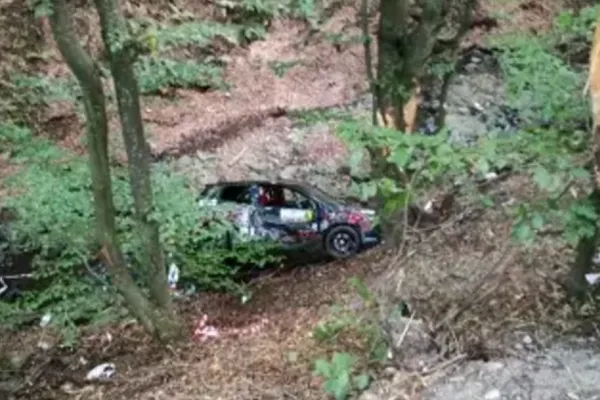 Accident la raliul Clujului. Pilotul și copilotul sunt la spital, după ce au căzut într-o râpă de cinci metri
