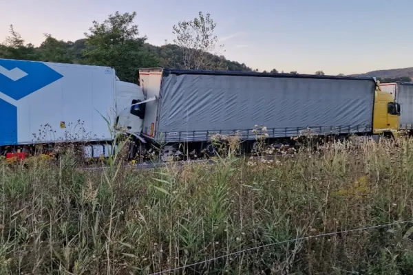 Accident în lanț, într-o localitate din Mureș. Trei autocamioane şi un autoturism, implicate FOTO