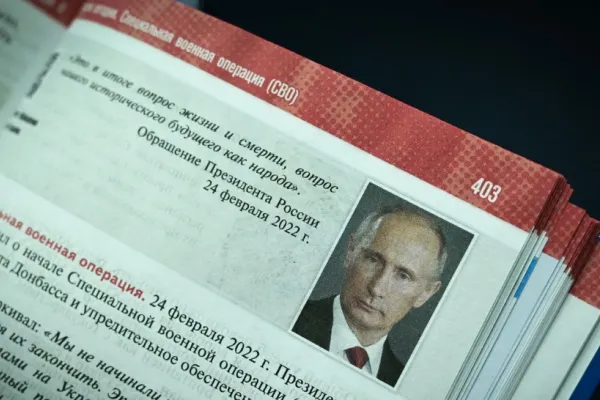 Noul manual de istorie a Rusiei, scris pe placul lui Putin. Ucraina e condusă de neonaziști, Rusia e victimă