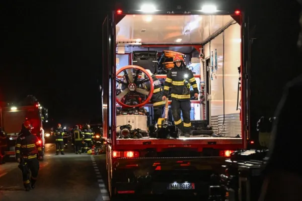 O victimă a exploziei de la Crevedia, transferată marți în Germania, cu o aeronavă a Ministerului Apărării