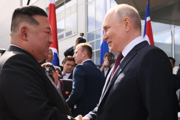 Vladimir Putin, față în față cu Kim Jong Un. Primele imagini de la întrevederea celor doi dictatori. Detaliul șocant: cine face parte din delegația lui Kim  - FOTO&VIDEO