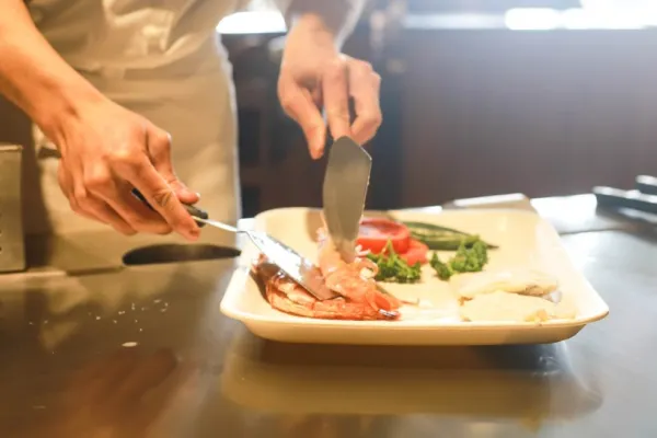 Ce trucuri folosesc restaurantele pentru a stimula papilele gustative și a te face să comanzi mai mult. Gustul apetisant al păcălelii