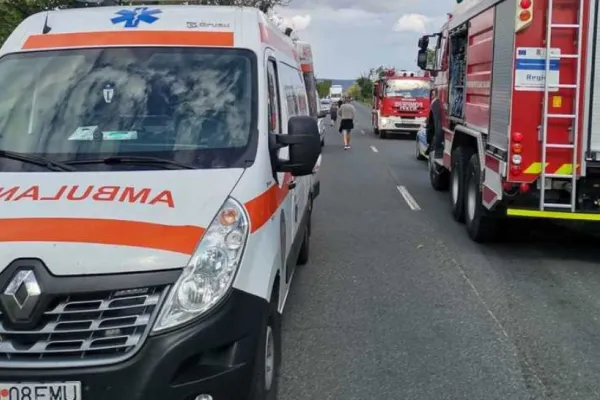 Accident grav în Constanța. O ambulanță a intrat într-o mașină. În accident au fost implicate 9 persoane VIDEO FOTO