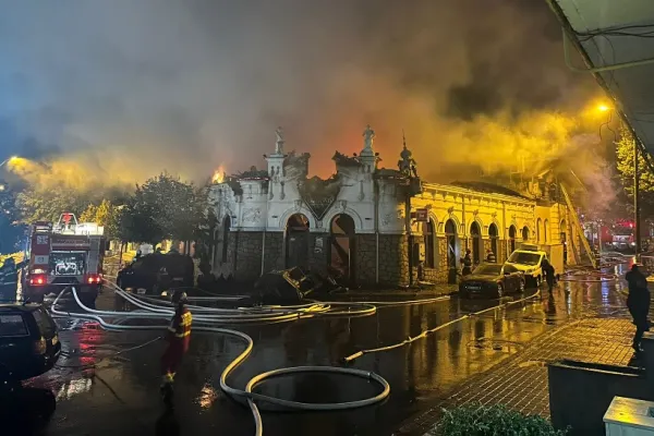 Incendiu devastator la un celebru restaurant din Huși. O mare parte din clădirea monument istoric s-a făcut scrum - FOTO&VIDEO