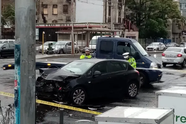 Haos în traficul din Capitală, luni dimineață! 15 troleibuze blocate în apropiere de Piața Victoriei - Val de accidente și blocaje - VIDEO