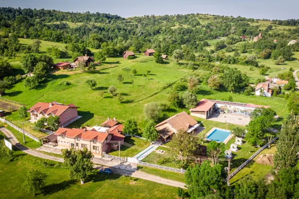 Cum ajung pământurile României pe mâinile străinilor - Resort de lux în Arad, în satul cu 10 oameni cumpărat de un miliardar italian