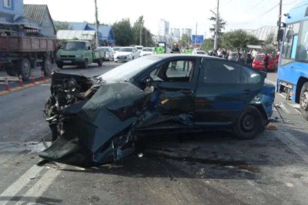 Primele imagini de la accidentul în lanț cu 5 mașini și un autobuz din Buzău, soldat cu 2 răniți - Totul s-a petrecut în câteva secunde - VIDEO
