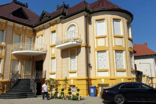 Palat cu uși blindate și mobilier aurit, recuperat de la interlopi, la Timișoara - Șeful clanului vrea înapoi banii investiți - Suma e uriașă