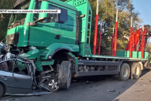 O mașină a intrat sub un TIR după o depășire periculoasă: șoferul a murit! Accident cumplit pe DN66, în Hunedoara