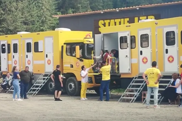 Consultații gratuite pentru mii de români prin intermediul Spitalului mobil AUR și Caravanei România Suverană