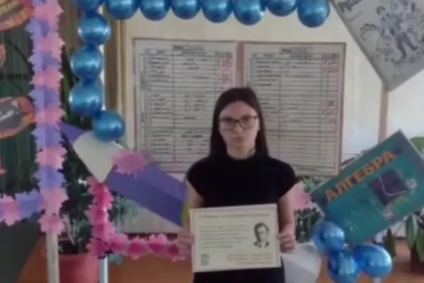 Fotografia controversată folosită de copiii dintr-o școală din Rusia pentru a-l felicita pe liderul suprem - Farsă incredibilă de ziua lui Putin - VIDEO