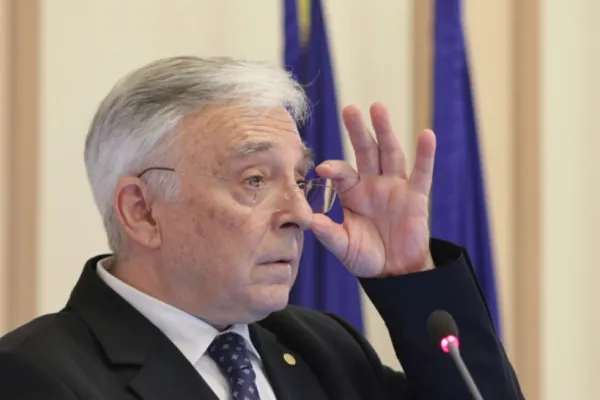 AUR caută președinte pentru 2024 - Guvernatorul BNR, Mugur Isărescu, a fost curtat de George Simion