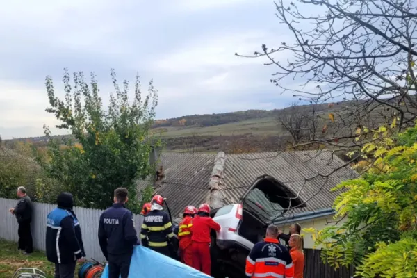 Accident înfiorător în județul Iași. A intrat cu mașina în plin într-o casă și a murit. Ipoteză ȘOCANTĂ - VIDEO