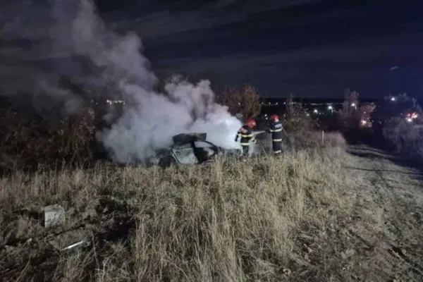 Accident teribil în Galați - Un tânăr a murit și alți doi au fost grav răniți după ce s-au răsturnat cu mașina. Șoferul nu avea carnet