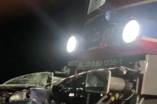 Accident cumplit pe calea ferată, în Teleorman: O femeie de 75 de ani a murit la Peretu - Mașina pe care o conducea, spulberată de tren