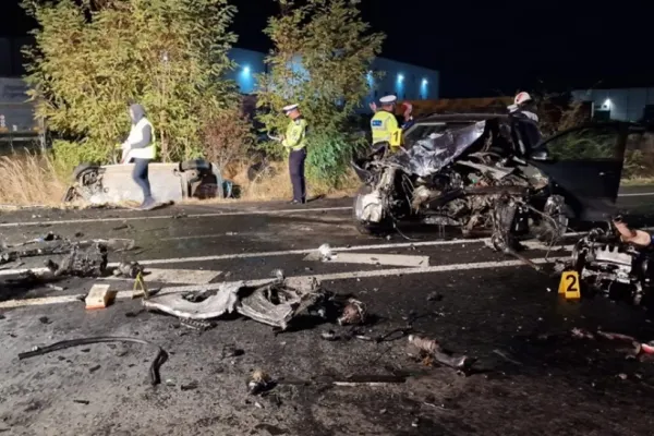 Accident mortal după ce două mașini s-au ciocnit violent - Șoferul nevinovat a murit încarcerat între fiarele contorsionate