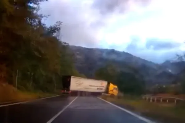Momentul în care un TIR se răstoarnă în mijlocul drumului. VIDEO cu accidentul teribil de pe Valea Oltului
