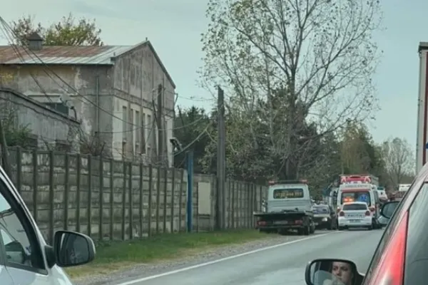 Microbuz cu 19 pasageri, implicat într-un accident grav, în Prahova. Mai mulți răniți, duși la spital