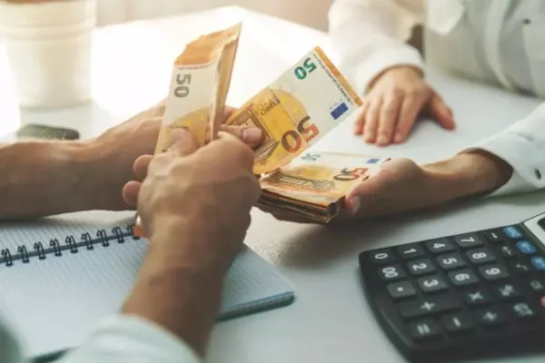 Angajată de la o casă de pensii, prinsă când „vindea vechime”. Sumele percepute erau enorme