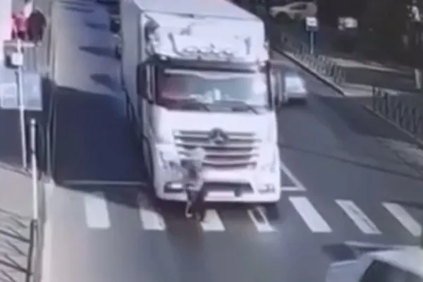 Primele imagini de la accidentul teribil produs la Buftea. Un TIR a strivit un pieton, chiar pe trecere - FOTO