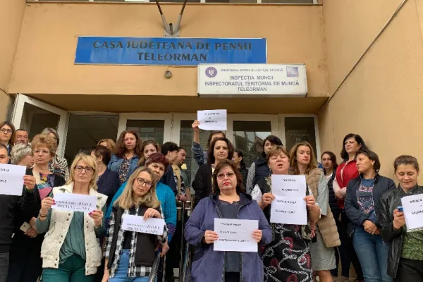 PROTESTE la mai multe Case de Pensii din țară - Angajații vor salarii mai mari