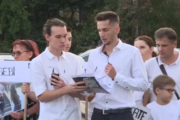 Protest în Piața Victoriei! Prietenii celor două victime ale accidentului de la 2 Mai au ieșit în stradă, în memoria lui Sebastian și a Robertei