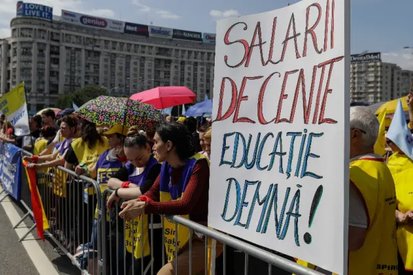 Premierul Ciolacu se întâlnește, din nou, cu sindicatele din educație. Ce oferă Guvernul, ce vor cei din învățământ