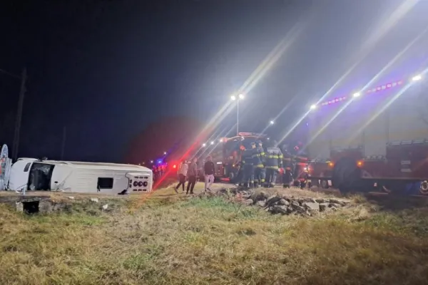 Accident TERIBIL în Dâmbovița, pe DN7. Microbuz cu 12 oameni, răsturnat pe maginea șoselei. 8 oameni sunt răniți GALERIE FOTO