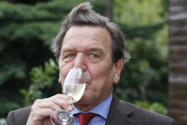 Gerhard Schröder, acuzat că a dat țeapă la un restaurant. Fostul cancelar german a refuzat să achite o comandă de 6000 euro