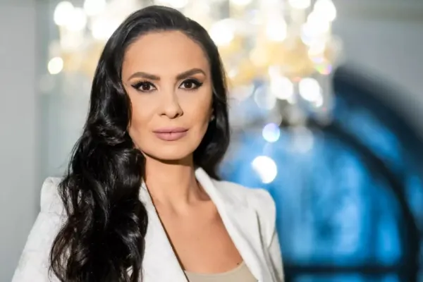 Alexandra Păcuraru, în mijlocul românilor umiliți de guvern. Marșul demnității naționale pentru reluarea turului 2, la Constanța - VIDEO
