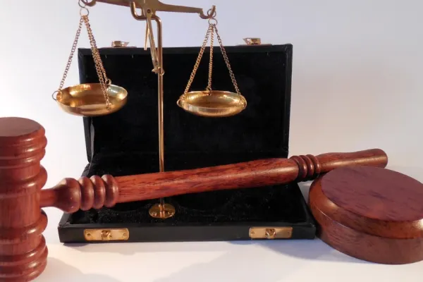 Cercul vicios: Pensiile speciale, din nou la CCR. Înalta Curte vrea să sesizeze Curtea Constituțională