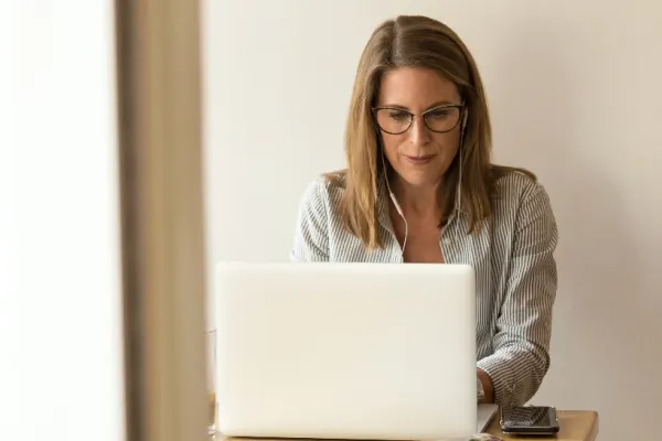 Sănătatea ochilor. Cum ne protejăm dacă lucrăm la laptop - Sfaturi de la specialiști