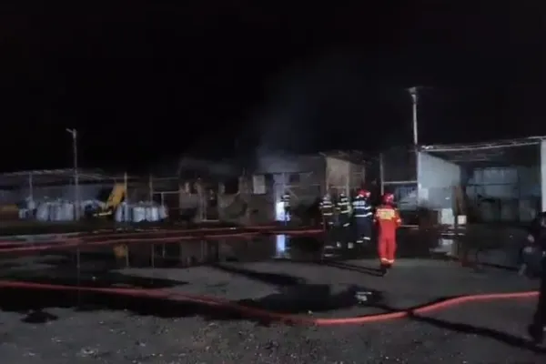 Incendiu de proporții la Loloiasca. A luat foc bazinul cu motorină. Flăcările au fost stinse