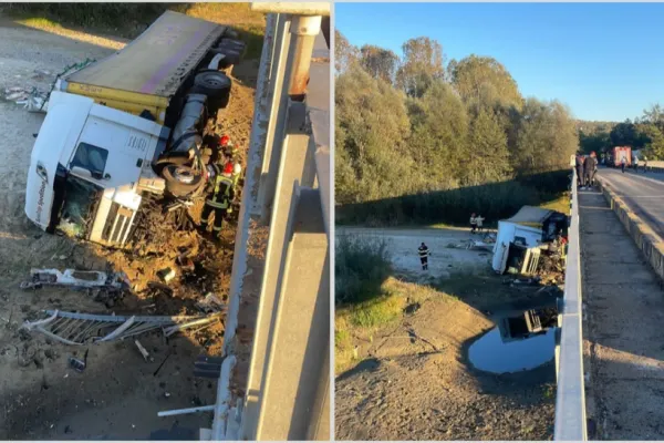 Accident spectaculos, pe DN 7, la Milcoiu. Un TIR plin cu gresie a căzut de pe pod, după ce a lovit o betonieră FOTO