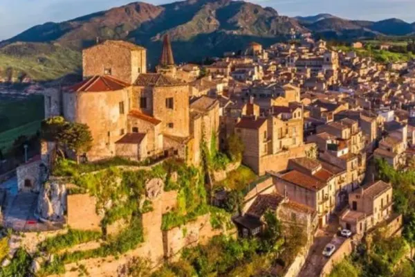 Satul din Italia care oferă 5.000 de euro celor care vor să se mute acolo. În localitate sunt peste 50 de case nelocuite