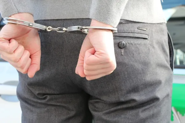 Polițiștii din Nehoiu au tăiat cu flexul cătușele unui localnic. Motivul hilar pentru care oamenii legii au apelat la această metodă