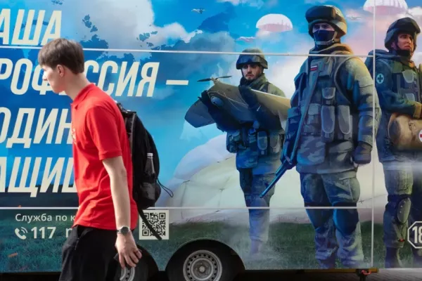 Putin a împânzit orașele Rusiei cu anunțuri de recrutare. Salarii record pentru soldații trimiși pe front în Ucraina