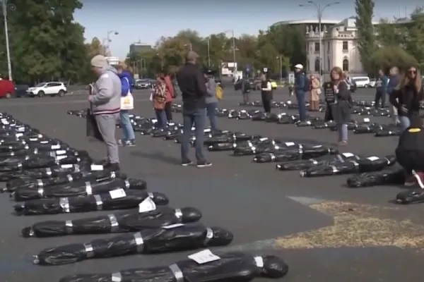 Protest cu saci pentru cadavre, în fața Guvernului. Cum îi sfidează ministrul Rafila pe bolnavii de cancer? - VIDEO