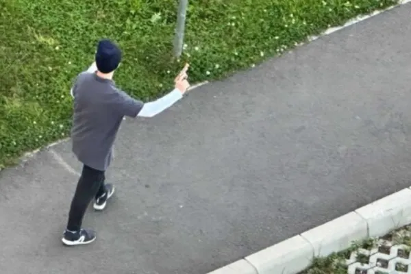 Alertă în Sibiu după ce un adolescent a ieșit cu pistolul pe stradă și a început să amenințe - Polițiștii l-au reținut imediat