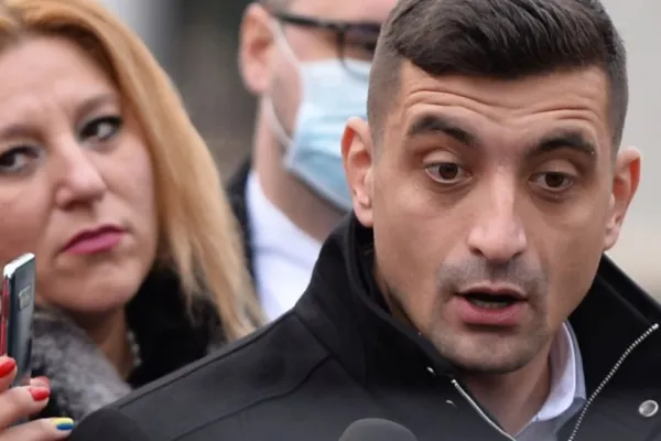 Simion fură din amazoanele Dianei Șoșoacă înainte de alegeri. Cine este bătăușa de la protestele anti-mască invitată în AUR