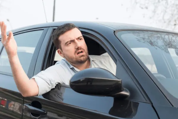Șofer agresiv, reținut de DNA. A încercat să mituiască polițiștii și apoi s-a luat la harță cu ei