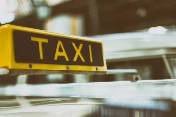Accident bizar în Capitală. Un biciclist a intrat în plin într-un taxi