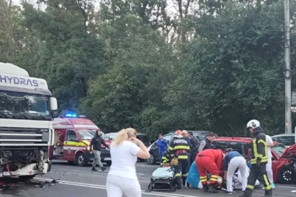 Accident cumplit la Timișoara, surprins pe camere. Două TIR-uri au zdrobit un autoturism pe care l-au lovit frontal. Șoferul a murit - VIDEO