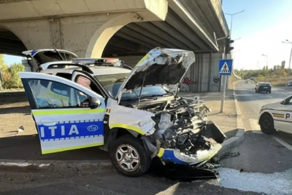 Accident TERIBIL în București. Un Duster de poliție s-a făcut praf după ce a intrat într-un BMW FOTO
