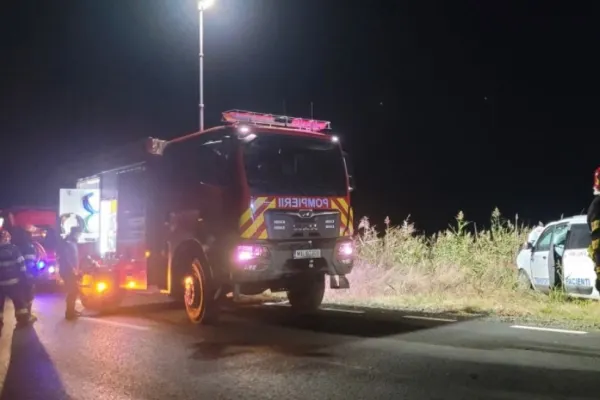 Pacient mort în drum spre spital. Ambulanța în care se afla, implicată într-un accident grav. Traficul, deviat pe un drum forestier