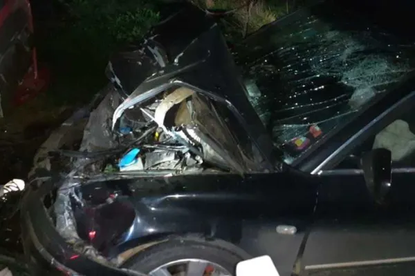 Accident grav în Cluj - O mașină și un camion s-au ciocnit - Trei persoane au fost grav rănite