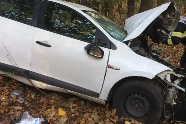 Accident grav, lângă o pădure din Giurgiu: un tânăr de 20 de ani a murit după ce s-a izbit cu mașina de copaci - FOTO