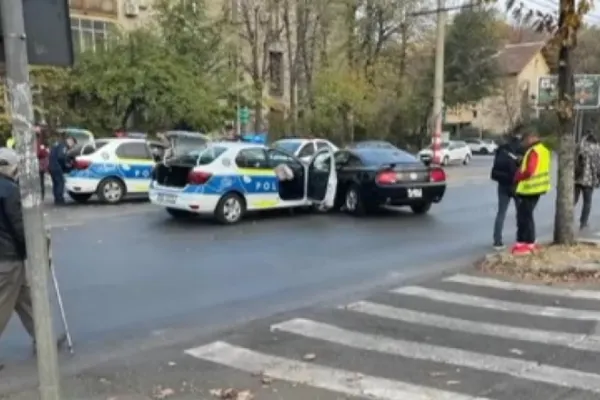 Mașină de poliție, implicată într-un accident grav, în București: mai multe victime