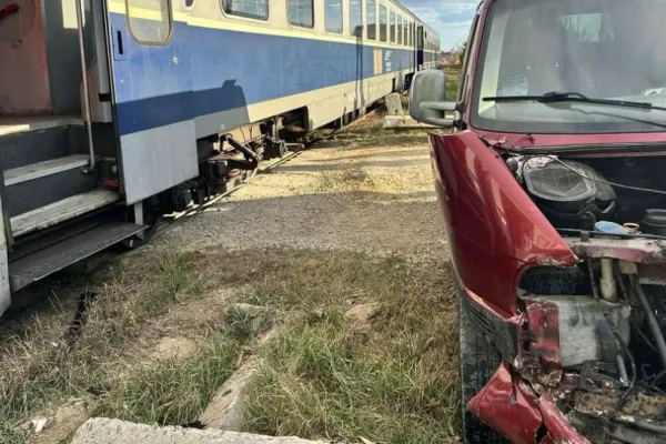 Accident feroviar pe o trecere de cale ferată la Rădăuți - Un microbuz, distrus după ce a fost lovit de locomotiva unui tren
