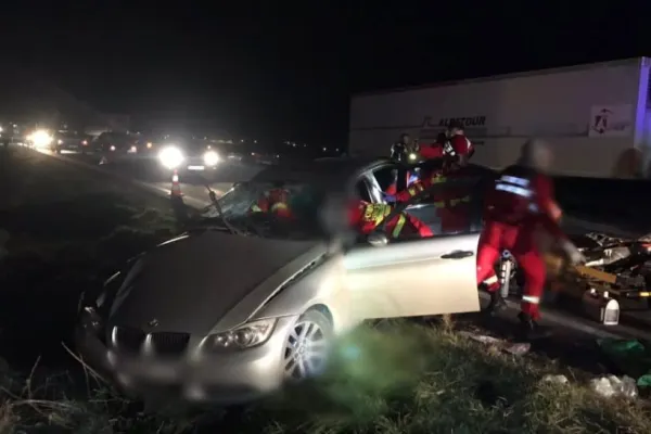 Accident violent pe DN1, în județul Alba: 3 victime, una foarte grav rănită, după o coliziune - Intervenția urgentă a pompierilor